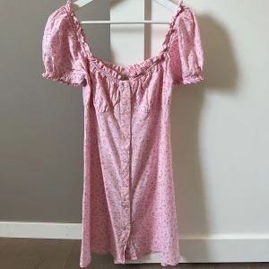 Sommarklänning - Rosa sommarklänning från Nelly Storlek 38/M