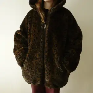 True vintage item in perfect condition! The jacket has a beautiful soft leopard print pattern and is reversable. It's very warm and has a oversize fit, perfect for going out in the winter. Nino is a vintage brand, this jacket is approximately from the 90s