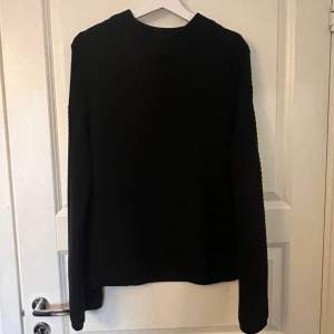En superfin svart stickad tröja från ginatricot. Nästan aldrig använd så bra skick. Fler bilder kan ges vid behov❤️
