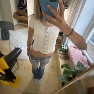 T shirt - Jätte gullig vit t shirt med knappar💖💖