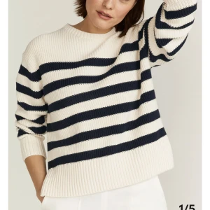 Stickad tröja  - Stickad tröja men färgen är tvärtom. Basfärgen är en mörk blå/svart färg och ränderna är vita men köpte den länge sen och finns inte kvar på hemsidan. Köpte för 800, lappen är kvar❤️