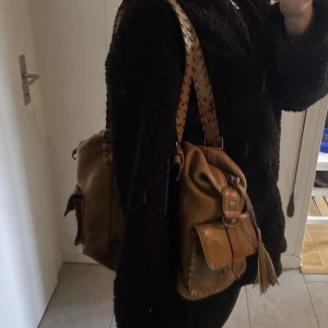 Väska - Superfin väska som är köpt här på Plick❤️bra storlek då man får plats med dator och annat