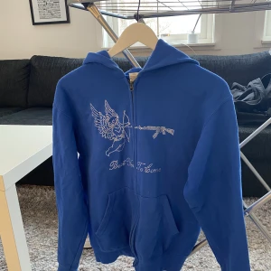 Zip up hoodie - Vill se vad jag kan få för denna populära slutsålda zip up hoodie. Köpt för 1300 - nyskick. 
