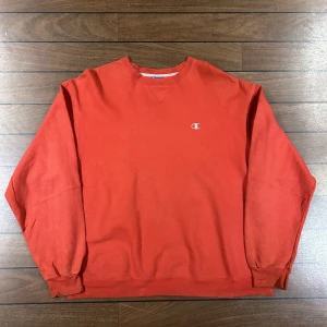 Röd Champion Sweatshirt  - Snygg vintage sweatshirt i storlek L! Bara att skriva om du undrar över något🙏