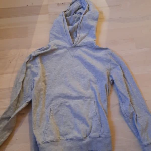 Hoddie - Hoddie som är skön och bekväm och inte använd så himla mycket nästan nyskick  Köpare betalar frakt