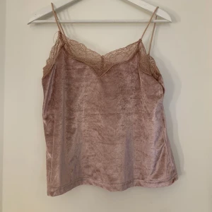 Spets linne - Snyggt rosa linne i sammet Storlek M/S Säljer för 60kr + frakt 💗