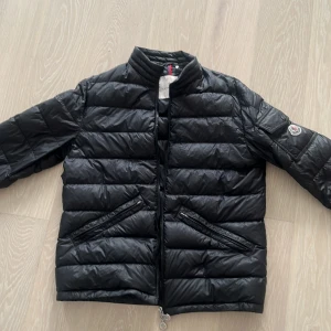 Moncler  - Säljer nu min moncler agay jacka pgr av att den har blivit för liten. Köpte den i butik. Skick 8-10. Ny pris 9000 mitt 2850