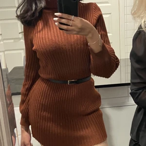 Brun ribbad klänning  - Brun kort ribbad klänning, endast använd vid 1 tillfälle 