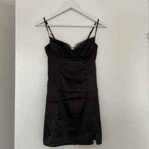 Klänning NA-KD - Svart klänning från NA-KD. Stl 36. Endast använd 1 gång. 