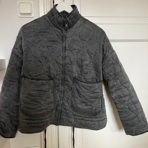 Zara jacka - Den omtalade zara jackan. Super fint skick knappt använd. Storlek XS skulle kunna passa S