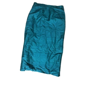 Linnekjol - En så vacker turkos linnekjol i midi längd, som min moster hade gjord på 80-talet, strl S/ XS🌤️ Säljes då den tyvärr inte kommer till användning längre. Köparen står för frakten, kan även mötas upp i Stockholm🌤️