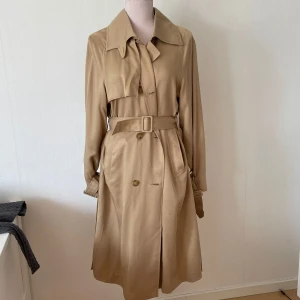 Beige trenchcoat  - Helt ny Beige trenchcoat i storlek XS (jag tycker den passarS också).  Original pris är 899kr, jag köpte för 450 och säljer för 250kr. Den är superfin och detaljerad. 🧡