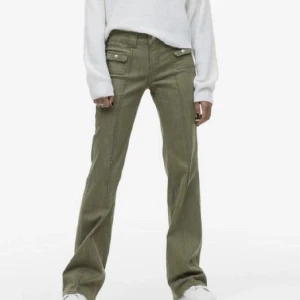 Gröna Hm jeans SÖKER - SÖKER dessa jeans från hm💕Kontakta om du har dom! Kan tänka mig svart men helst grön🥰Strl 38-42 funkar