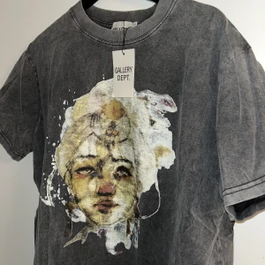 Gallery Department Graphic T-shirt - Säljer min Graphic t-shirt av gallery department. Aldrig använt nyskick. Är storlek S i pappret men passar som M eller oversized S. Skriv om ni har frågor eller diskutera pris :)