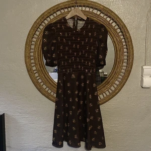 UNIK VINTAGE KLÄNNING  - Köpt på loppis, aldrig använd, och nu är den lite för liten för mig.  Smockad på mitten delen, ger klänningen en fin åtsmitande passning men fortfarande stretchigt/ ”andningar” Först till kvarn. (Köpt för 600kr)