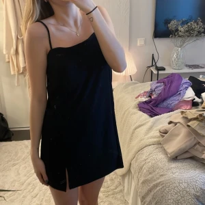 Klänning - Svart kort klänning med slits från hm. Aldrig använd! 💕