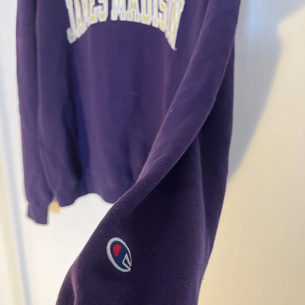 Lila vintage sweatshirt  från champion. Den är i gott skick då den är använd fåtal gånger . Tröjor & Koftor.