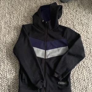 Peak performance hoodie  - Peak hoodie använt skick nåt märke på armen se bilden 