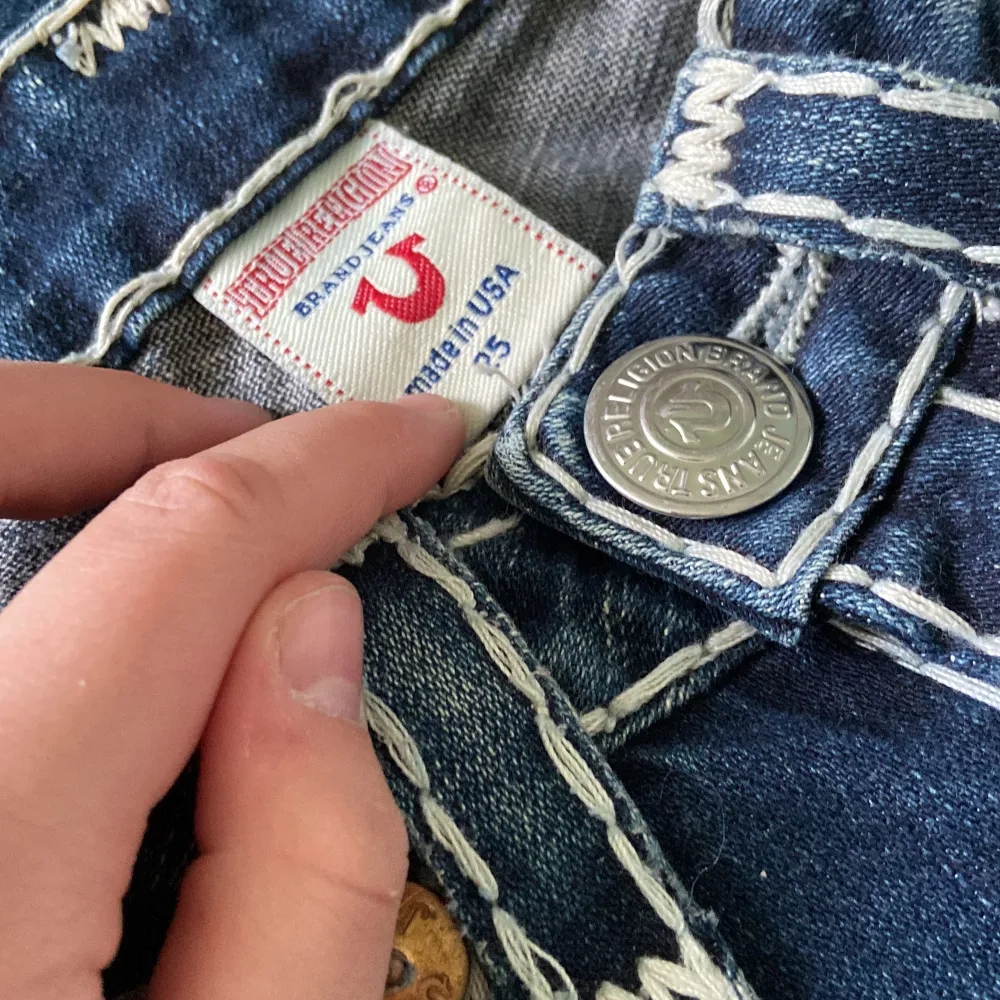 Intresse koll på mina super fina true region jeans 🎸❤️säljer pga jag inte använder längre😢 hör av er på hur mycket ni kan betala för dem  Kan byta mot Zadig väska. Jeans & Byxor.
