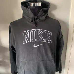 Nike hoodie med broderat text. Använd fåtal gånger, säljes eftersom den ej passar.