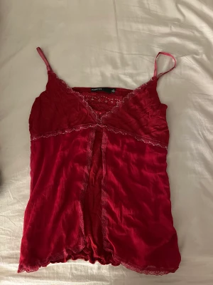 Spetslinne  - Super fint linne med spets. Strl 40/42 men passar 36/38. 