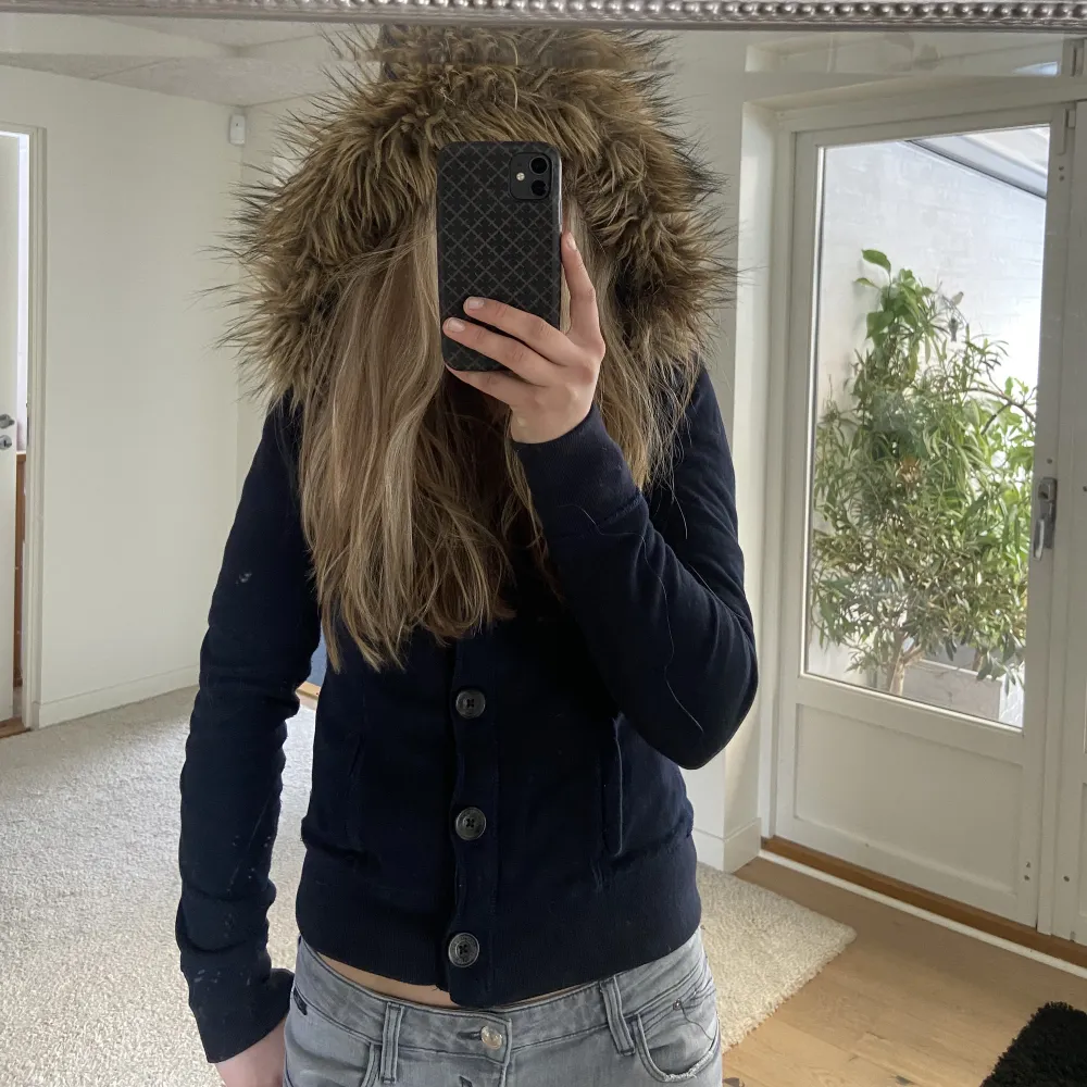 Säljer en fin kofta med pälsluva från Abercrombie & Fitch 💓💓. Neuletakit & Villapaidat.