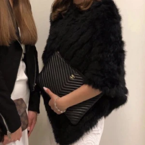 Svart pälsponcho  - Äkta svart pälsponcho. Använd 1 gång så den är som ny. OBS!! Inte mina bilder men de är bara att skriva om det önskas.