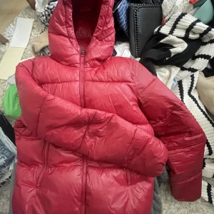 Dunjacka - Skriv för fler bilder!! En jättefin röd tjock dunjacka, lite kortare modell. Inte använd på länge pga för liten.