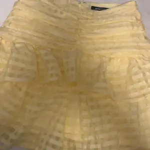 Säljer min gula kjol från Gina tricot. Storlek 34 och enbart använt en gång. Säljer för 399kr+frakt. Skriv för fler bilder eller frågor💕💕