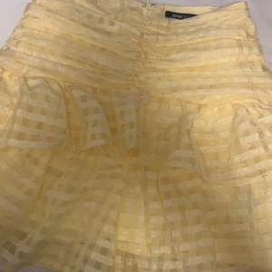 Gul kjol från Gina tricot  - Säljer min gula kjol från Gina tricot. Storlek 34 och enbart använt en gång. Säljer för 399kr+frakt. Skriv för fler bilder eller frågor💕💕