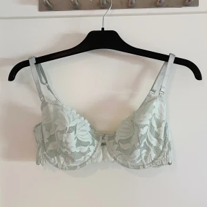 Turkos / pastell BH, 85C - Helt ny spetsBH, pastell turkos. Storlek 85C