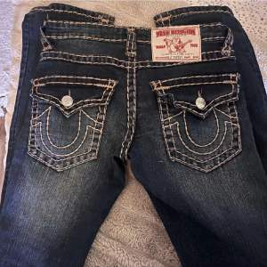 Jag säljer mina snygga jeans från true religion som är i nyskick, köpta för 1100 men säljer för 700+frakt. Storlek 27 och passar perfekt på mig som är 165