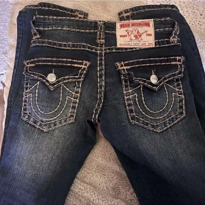 True religion jeans  - Säljer mina snygga jeans från true religion som är i nyskick, köpta för 1100, säljer för 700+frakt. Storlek 27 och passar perfekt på mig som är 165. Vet inte 100% om dom är äkta eftersom dom är köpta på plick, hon jag köpte av sa det men man vet aldrig😊