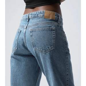 Lågmidjade straight jeans från weekday i modellen arrow. Använda en del men inte defekter och är i mycket bra skick, väldigt populära och ofta slut på hemsidan. Färg: harper blue 💗💗 