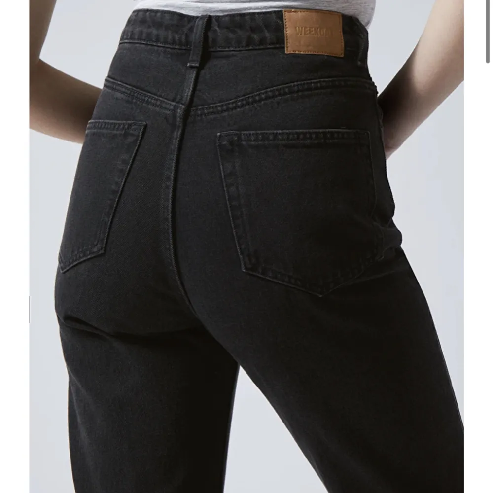 Säljer mina svarta jeans från Weekday i storlek 30/30 (M) och modellen Rowe, då dem tyvärr blivit för små för mig! Köpta för 590 kr, säljer för 75. Kan mötas upp i Stockholms området, annars betalas frakt av köpare! Skriv privat för egna bilder💗. Jeans & Byxor.