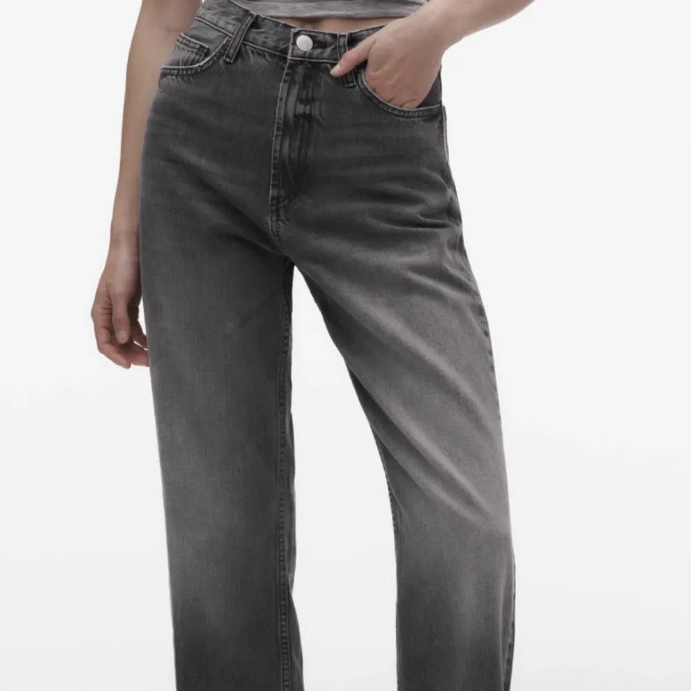 Gråa jeans från zara som är perfekta i längden för mig som är runt 170cm💕 Skriv gärna och fråga om fler bilder eller om det är någon fundering💕. Jeans & Byxor.