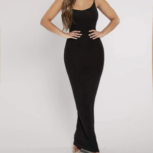 Lång klänning - Säljer denna långa klänning då den var för liten för mig. Formar kroppen jättefint, och bra längd för mig som är 173🌸