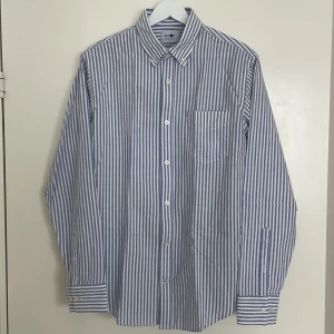 NNO7 skjorta  - Lätt button down, 100%bomull. Regular fit. Oanvänd. 