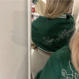 Vårjacka - Jättefin grön jacka med beigea läder armar som är en jättefin detalj. Jag har använt denna 1-2 gånger då jag har andra liknande jackor. Inprincip ny. Den köptes för 600 kr. Skriv vid frågor❤️