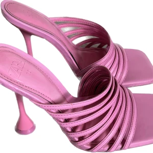 Rosa mules klackar Zara! - Rosa klackskor från Zara! Strl 35, men passar mig som har 36 i skostorlek. Har använts flitigt! Härlig färg till vår och sommar! Säljs i befintligt skick 💞