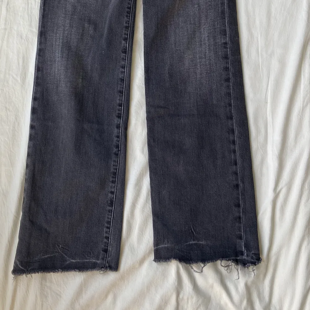 True religion liknande jeans i lågmidjad bootcut/straight modell! Saknar  knapp på ena fickan men är utöver det i bra skick😁 Skriv för fler bilder eller mått!💓. Jeans & Byxor.