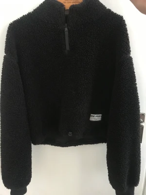 Svart tröja - En svart fluffig tröja som är super mysig att ha under vintern. I bra skick. 