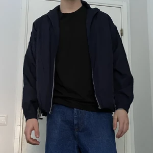 Vårjacka - Tunn jacka, väldigt skön och i mycket bra skick. Denna har knappt blivit använd och säljs nu då den är lite för liten. Köpte den på second hand för cirka 200kr. 