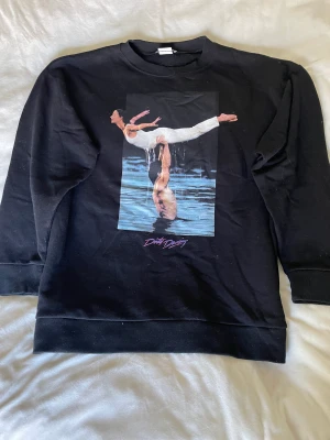 Sweatshirt  - Dirty dancing sweatshirt från Zara. I gott skick men använd. Oversized & väldigt skön! 