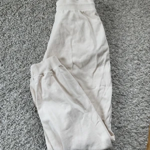 Sweatpants - ”Oversized” mjukisbyxor från Cubus i storlek M men passar även S i.o.m snören :) sällan använda och i bra skick! 