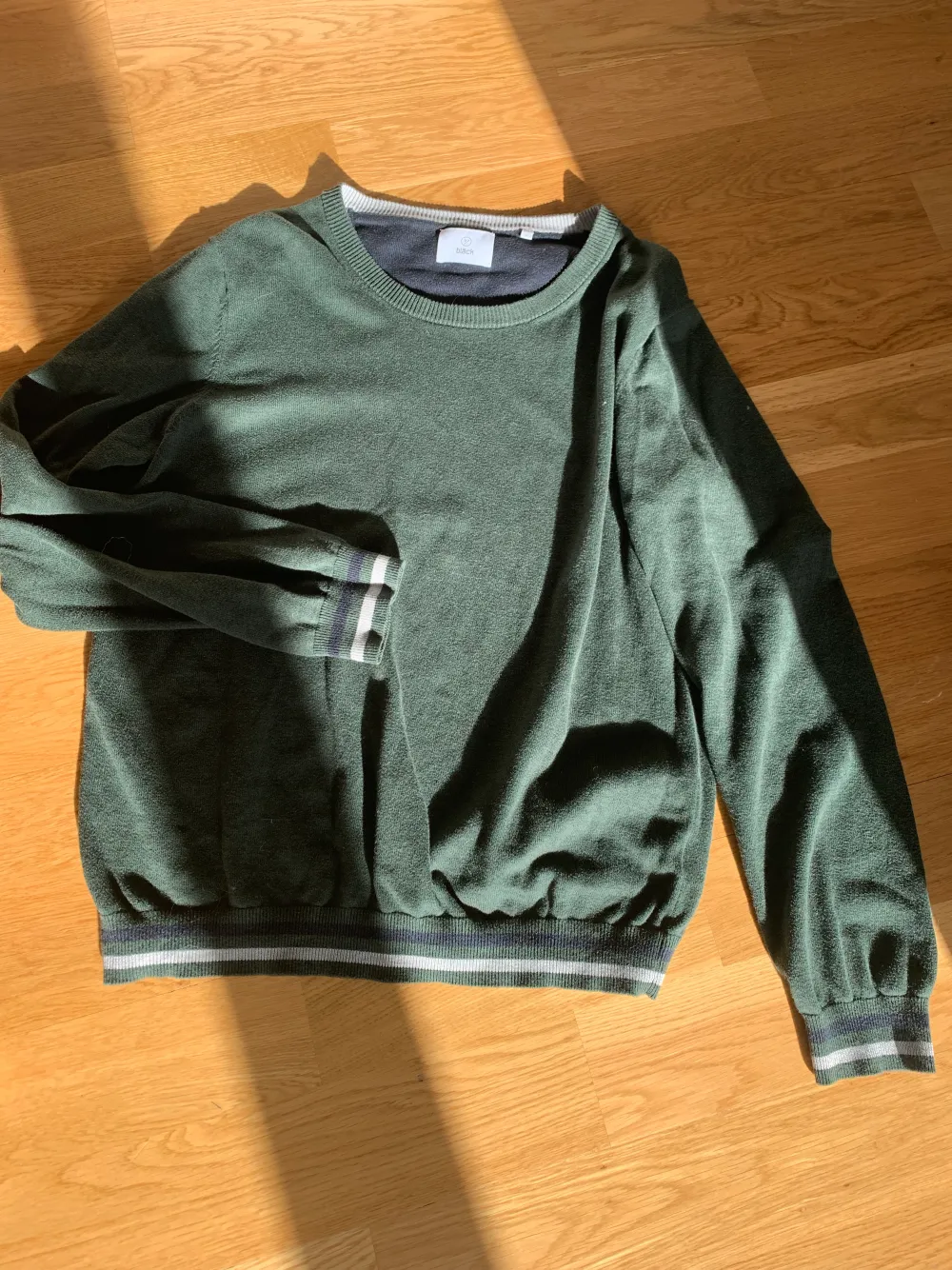 Mörkgrön ”grandpa sweater” från Bläck 🌸 Den är L i herrstorlek men har nog krympt och passar allt från XS-L! Superskön och i nyskick pga inte använd så ofta:). Toppar.
