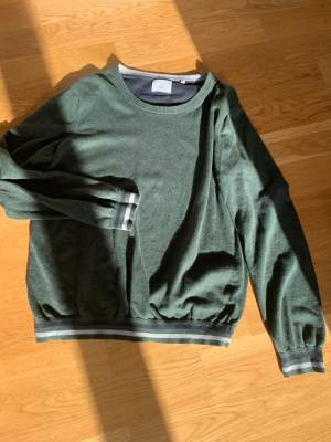 Mörkgrön ”grandpa sweater” från Bläck 🌸 Den är L i herrstorlek men har nog krympt och passar allt från XS-L! Superskön och i nyskick pga inte använd så ofta:)