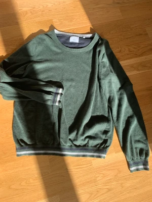 sweater  - Mörkgrön ”grandpa sweater” från Bläck 🌸 Den är L i herrstorlek men har nog krympt och passar allt från XS-L! Superskön och i nyskick pga inte använd så ofta:)