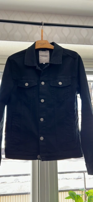 Jeans jacka  - En fin vår jeans jacka. Finns en liten fläck på jackan men den syns inte så mycket 