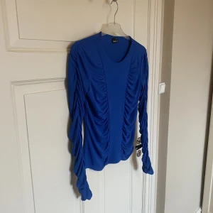 Tröja från Gina Tricot  - Säljer denna snygga tröjan från Gina Tricot. I fint skick. Storlek M. Scrunch på ärmerna och framsidan.